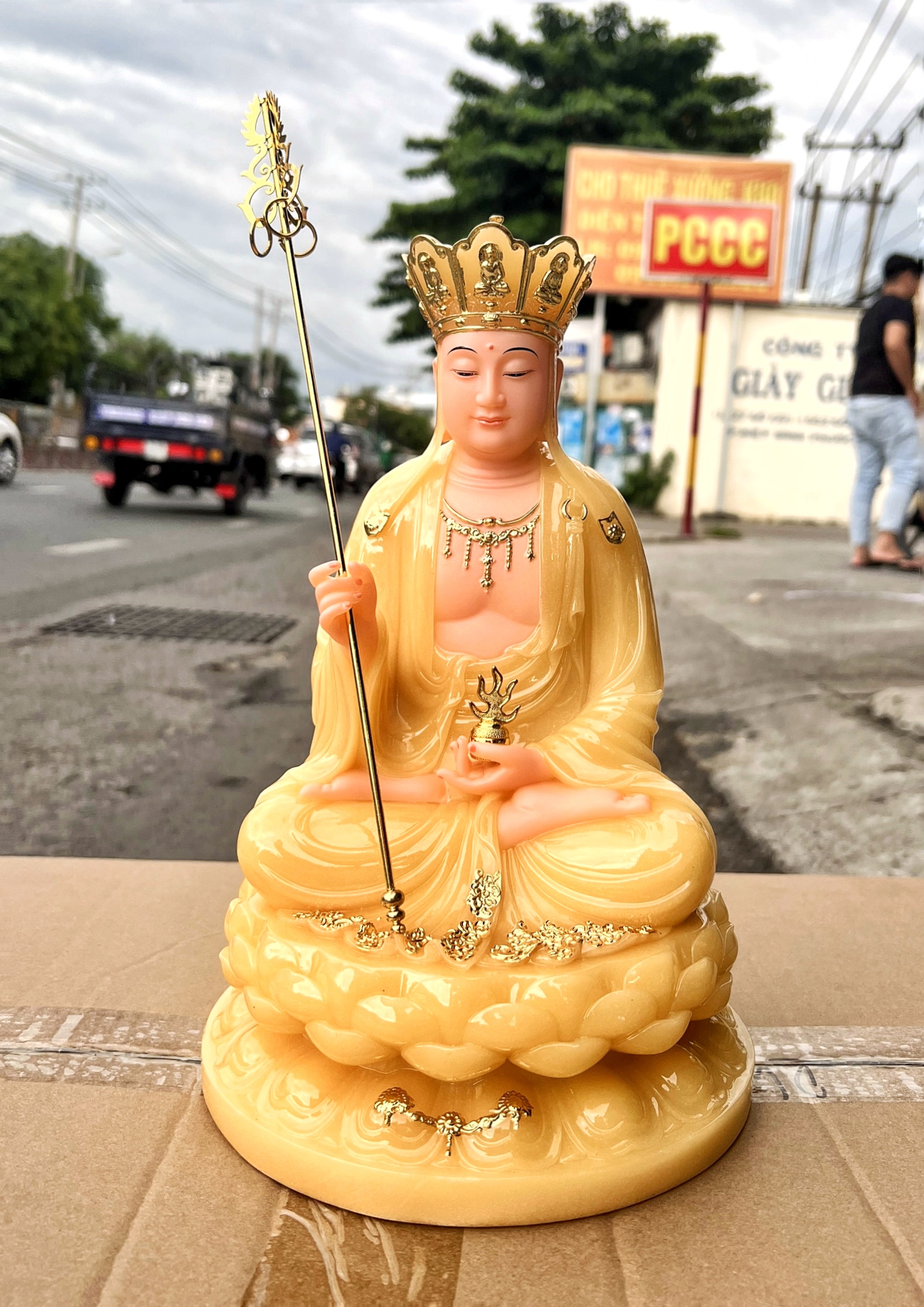 Tượng Địa Tạng Vương Bồ Tát ngồi trên đài sen bằng đá nhập khẩu cao cấp cao 31cm– màu vàng thạch anh