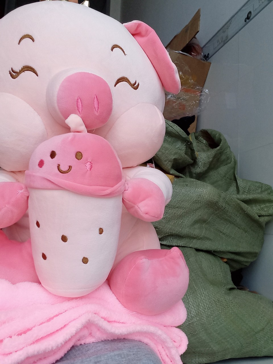 Heo ôm bình sữa nhồi bông kèm mền siêu đáng yêu