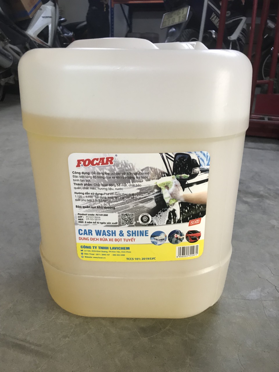 Dung dịch rửa xe bọt tuyết dưỡng bóng vỏ sơn FOCAR Car Wash & Shine đậm đặc 1:120 - Can 20L