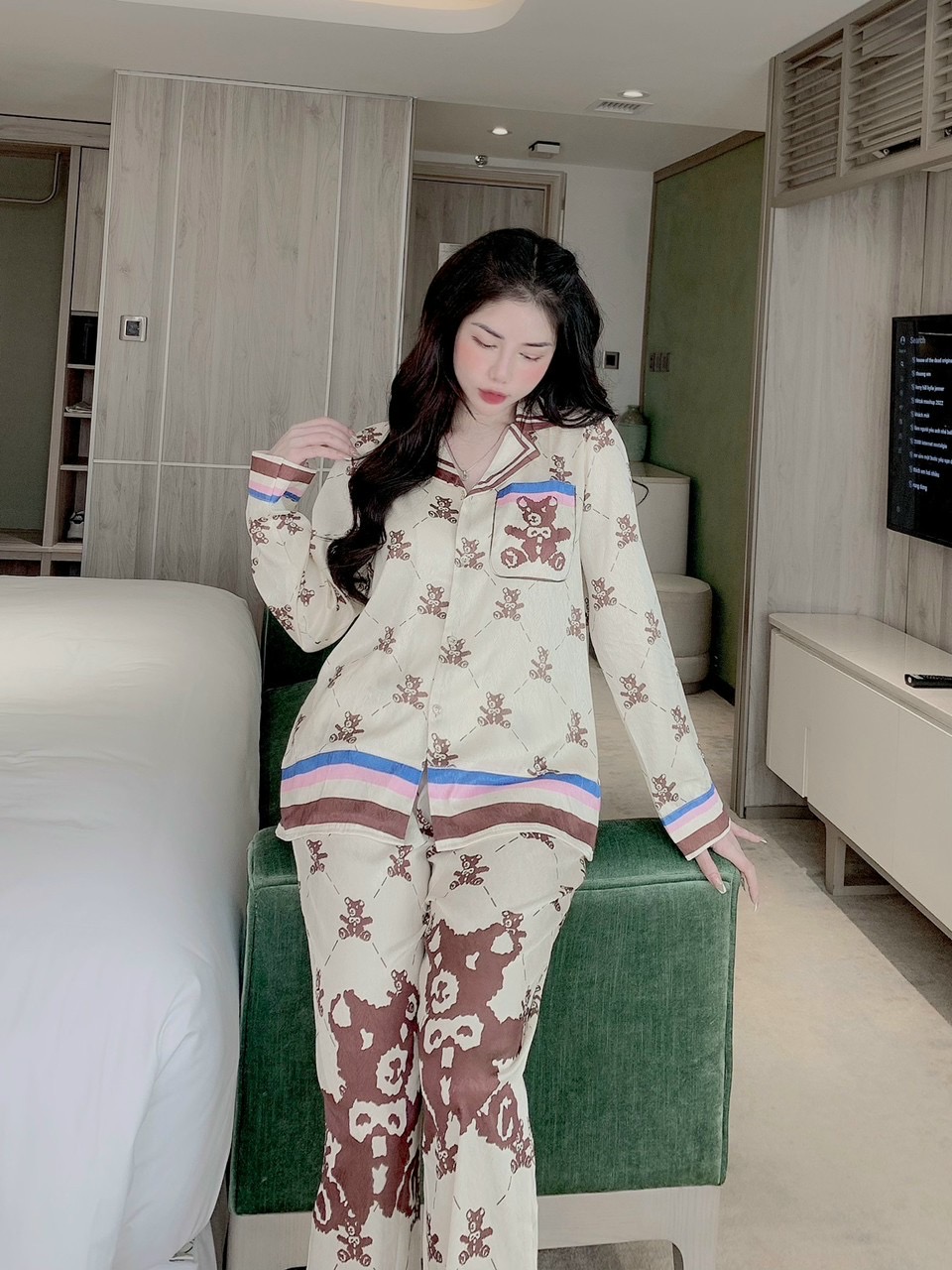 Đồ Bộ Nữ Lụa Xước In Hoạ Tiết Gấu Teddy, Vải Lụa Xước, Màu Vàng Nâu, Tay Dài, Freesize Dưới 57kg