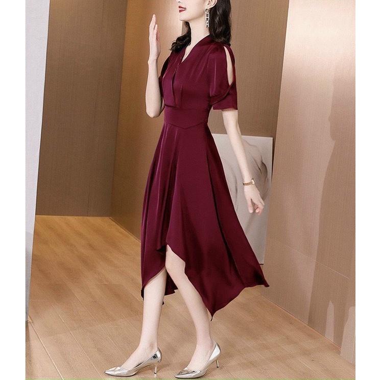 ĐẦM XÒE TRUNG NIÊN CỔ V ĐI TIỆC chất vải phi thun mềm mịn,đàn hồi nhẹ dễ mặc. Kiểu dáng đơn giản nhẹ nhàng,với thiết kế cổ v kèm lai xéo làm điểm nhấn,tạo nên chiếc đầm mang phong cách thời trang cách điệu,nhẹ nhàng và tính tính mà ko kém phần sang trọng