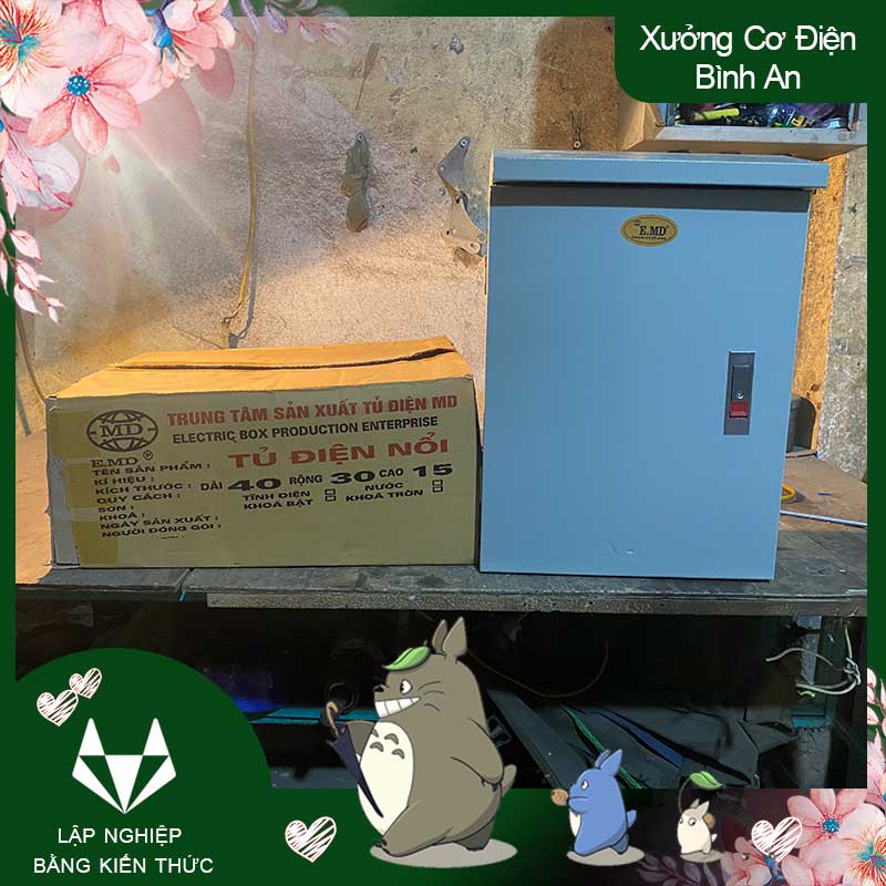Vỏ tủ ngoài trời 40x30x15 có mái che sơn tĩnh điện màu xám bằng thép tay chốt đỏ
