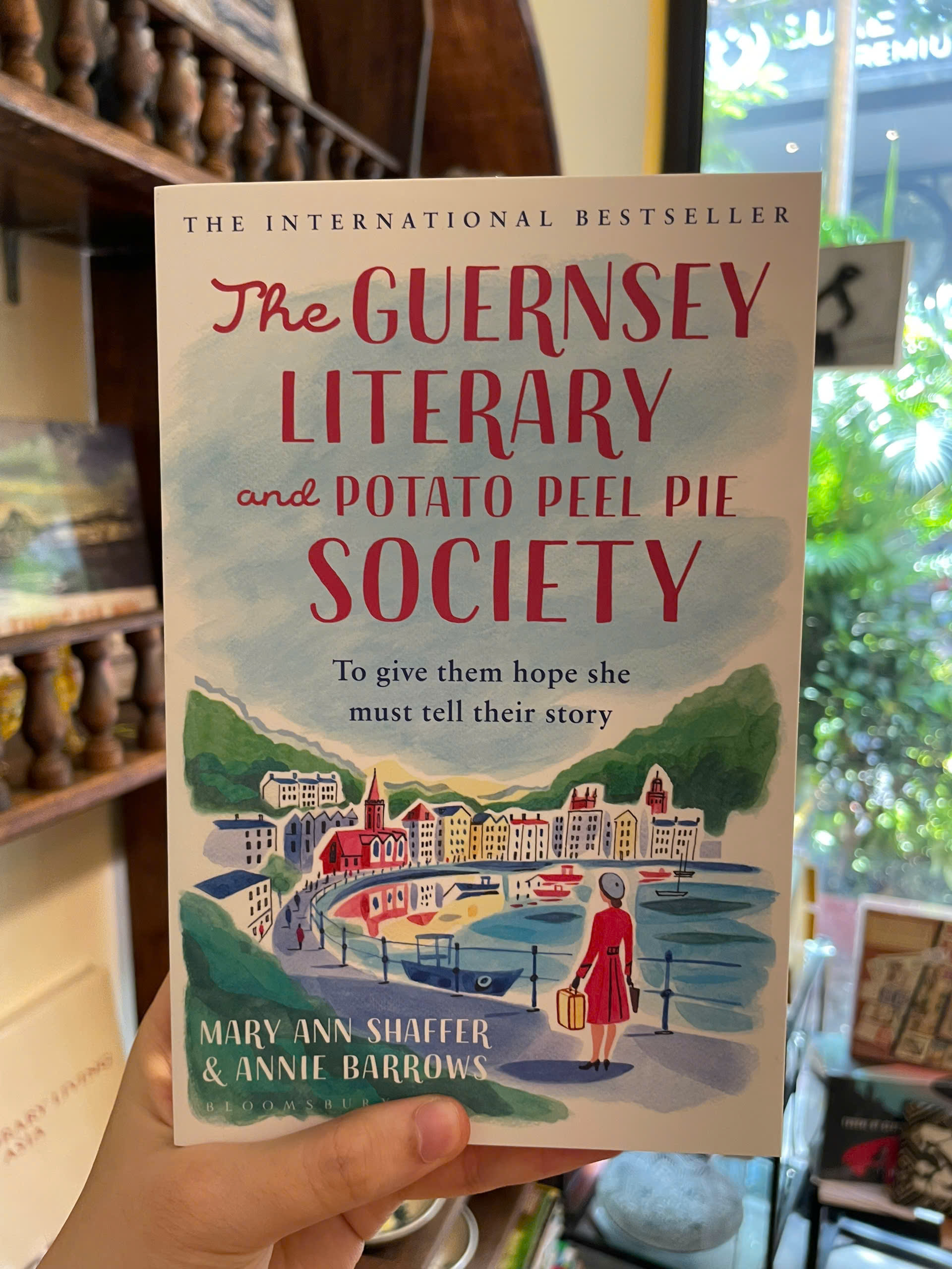 Sách - The Guernsey Literary and Potato Peel Pie Society by Mary Ann Shaffer - Classics/Fiction