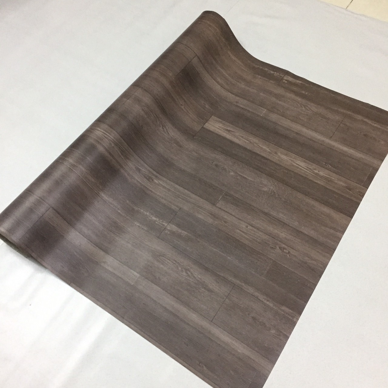 Thảm lót sàn simili vân gỗ nhám màu xám đậm