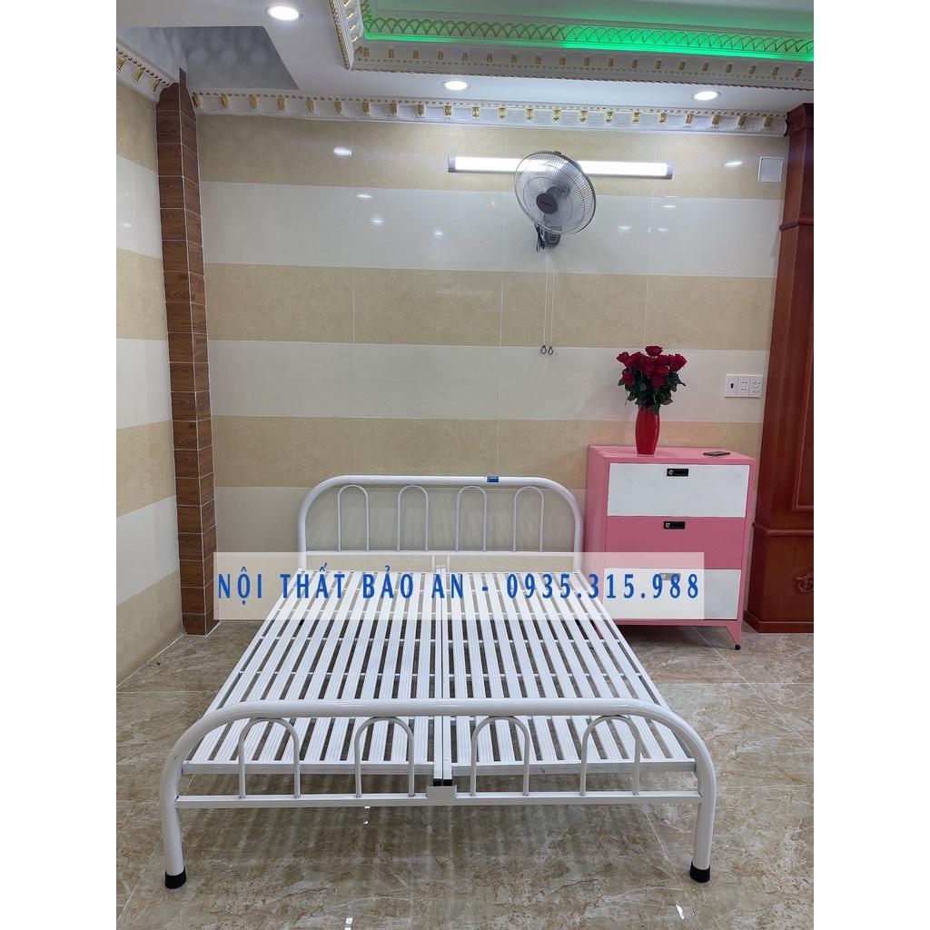 Giường sắt kích cỡ 3 người nằm 1m8x2m