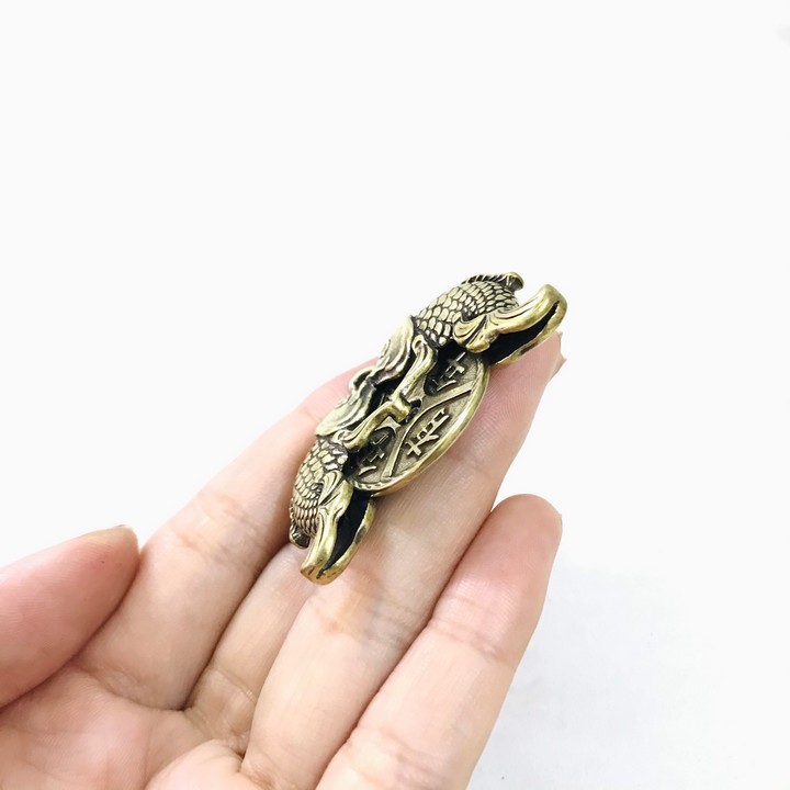 Móc Khóa Đồng Song Ngư Cá Chép, kích thước 4.2 x 0.7cm, màu đồng, dùng để trang trí bàn sách, bàn học, treo trên xe ô tô, treo vào móc khóa - SP005227