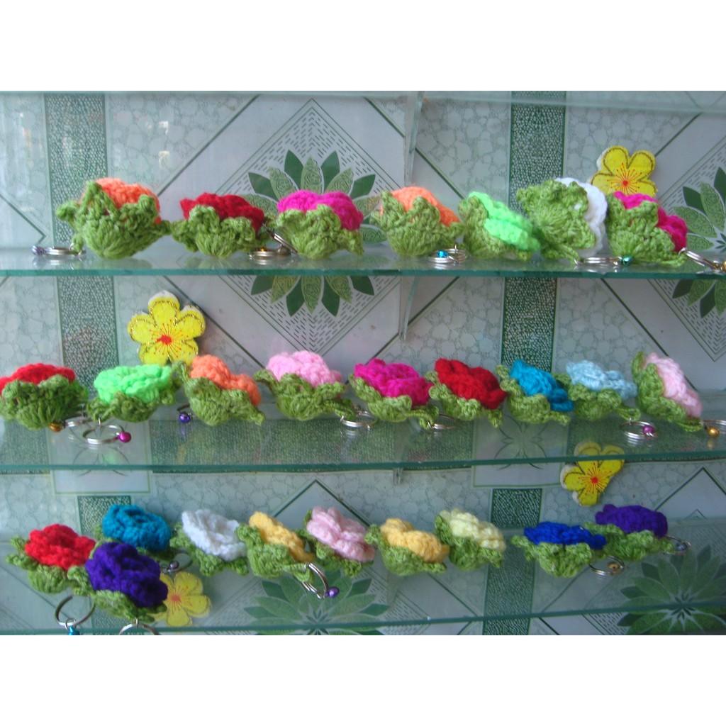 Móc khóa hoa hồng len