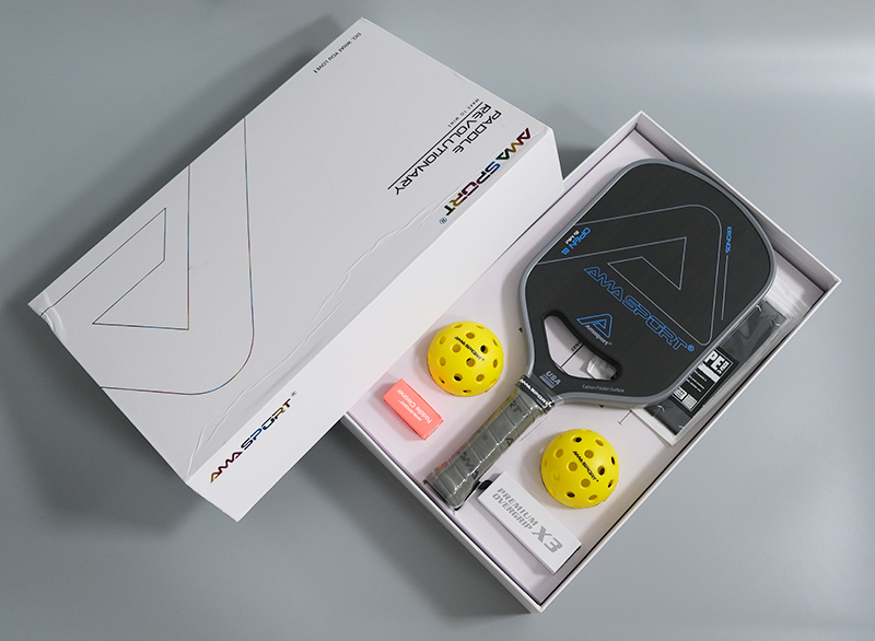 Bộ vợt pickleball AMA SPORT T700 Toray full box dày 16mm full carbon ( bao gồm 1 vợt+2 bóng+3 cuốn viền+ 3 cuốn cán +1 tẩy) hỗ trợ các tay vợt chơi tấn công tốc độ, mạnh mẽ.