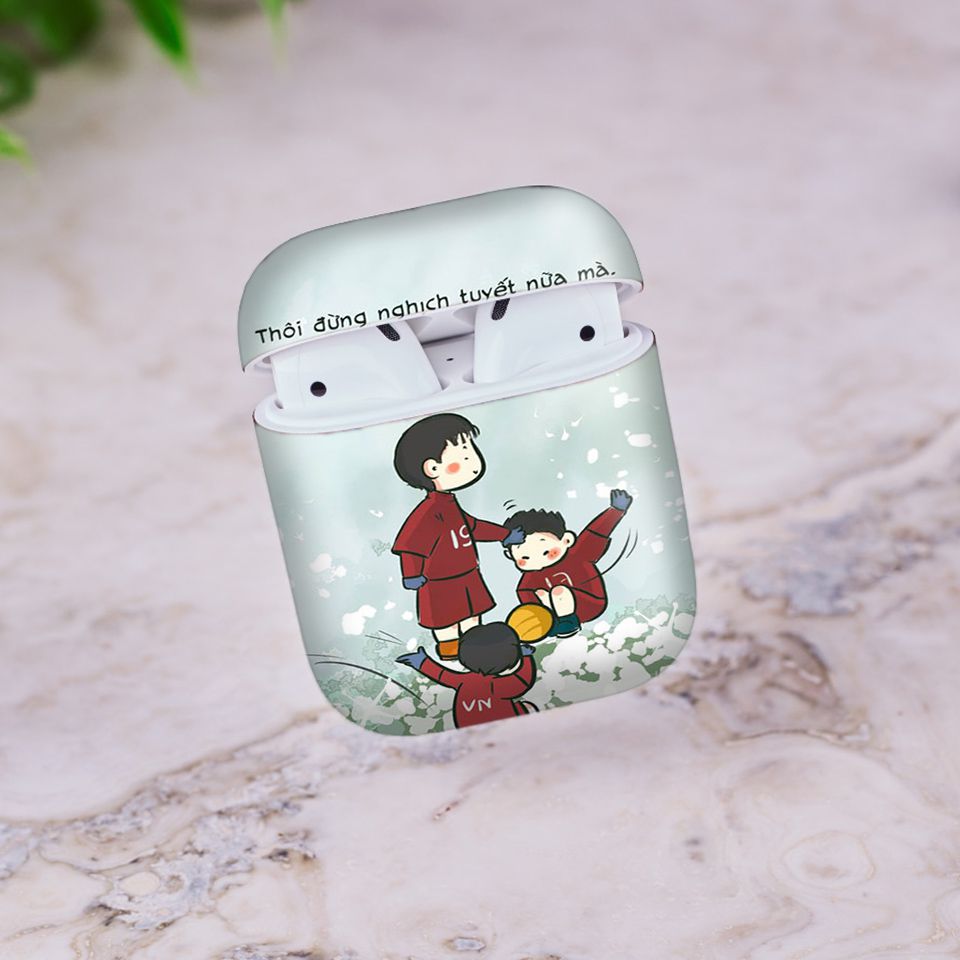 Miếng dán skin chống bẩn cho tai nghe AirPods in hình U23 Việt Nam trên tuyết - Chib015 (bản không dây 1 và 2)