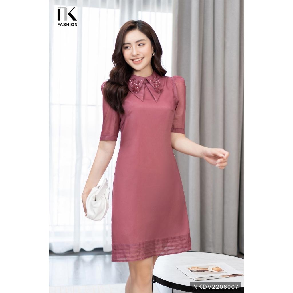 Đầm Suông Cổ Đức NK FASHION Thiết Kế Tay Bồng Nhẹ, Gấu Váy Cách Điệu Thanh Lịch Chất Vải Nhập Hàn Cao Cấp Không Nhăn Nhàu NKDV2206007