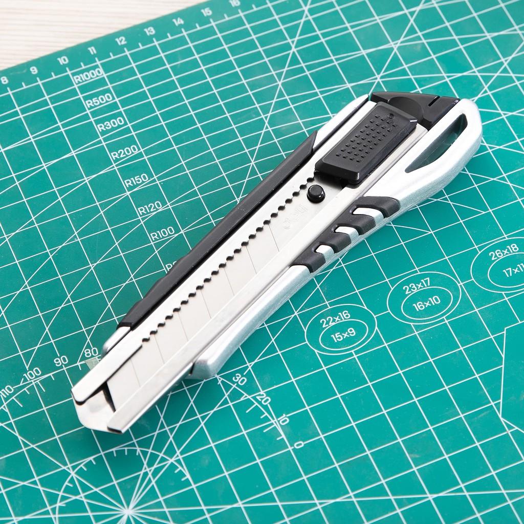 Dao rọc giấy Deli Vỏ Kim Loại cao su mềm chống trượt, loại 8 lưỡi khóa tự động E2057