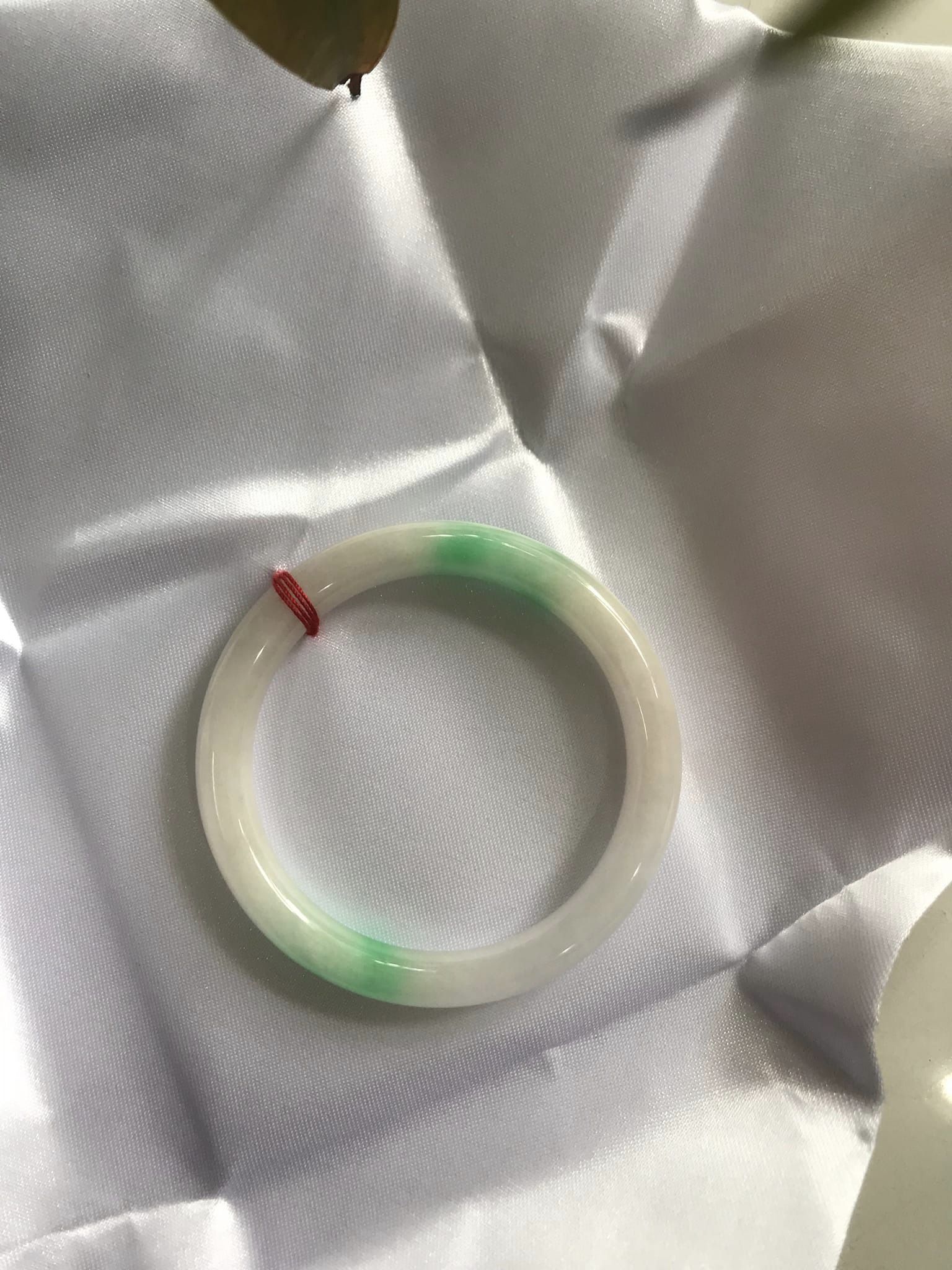 Vòng tay nữ Cẩm Thạch tự nhiên mới TR LÝ IC 50mm x chột 7mm Vòng màu trắng bóng xanh lý nhẹ 2 bên nữ mệnh kim mệnh thủy 49kg - 52kg đeo ạ