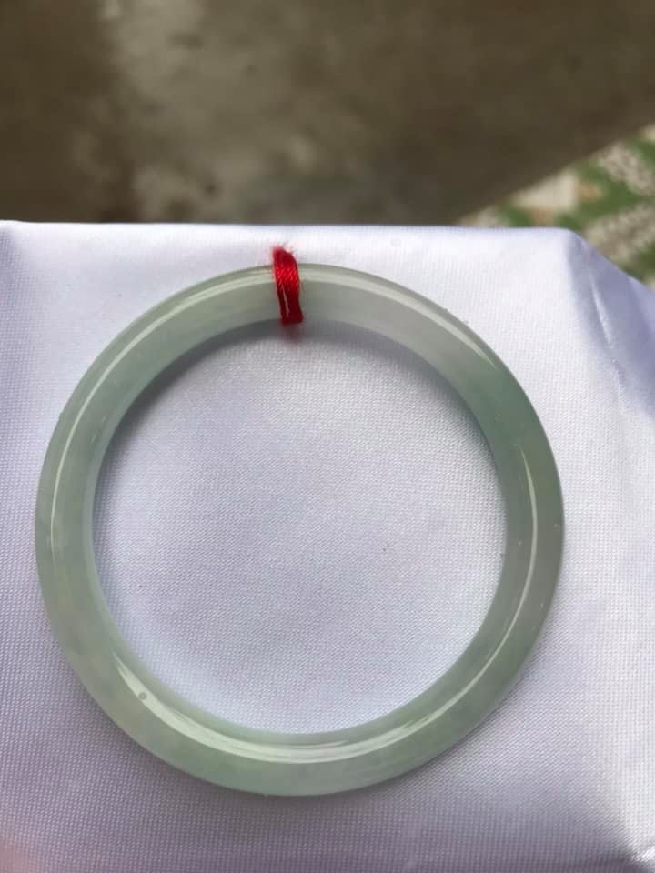 Vòng cẩm thạch tự nhiên Tr A 47mm x 6,8mm  Vòng màu Trắng Bóng Xanh Da trời nhẹ đều cả vòng thiệt là đẹp ạ  Nữ tay nhỏ 40kg - 47kg ạ
