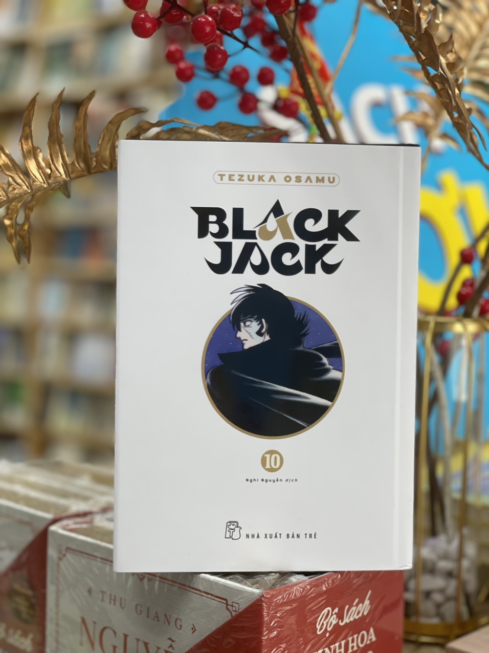 Black Jack 10 (Bìa cứng) tặng kẹm boxset đựng 10 tập đầu - NXB TRẺ