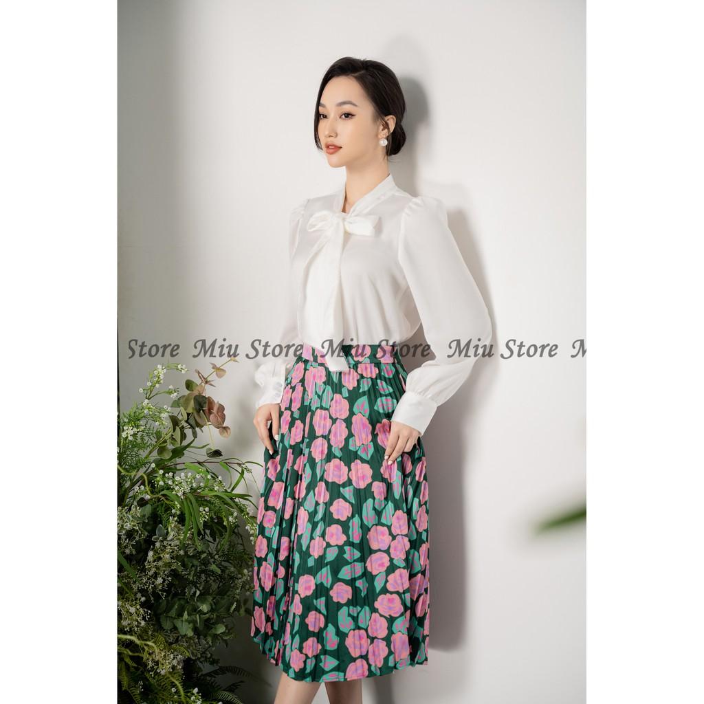 Set áo sơ mi lụa trắng dài tay kèm chân váy dập ly hoa