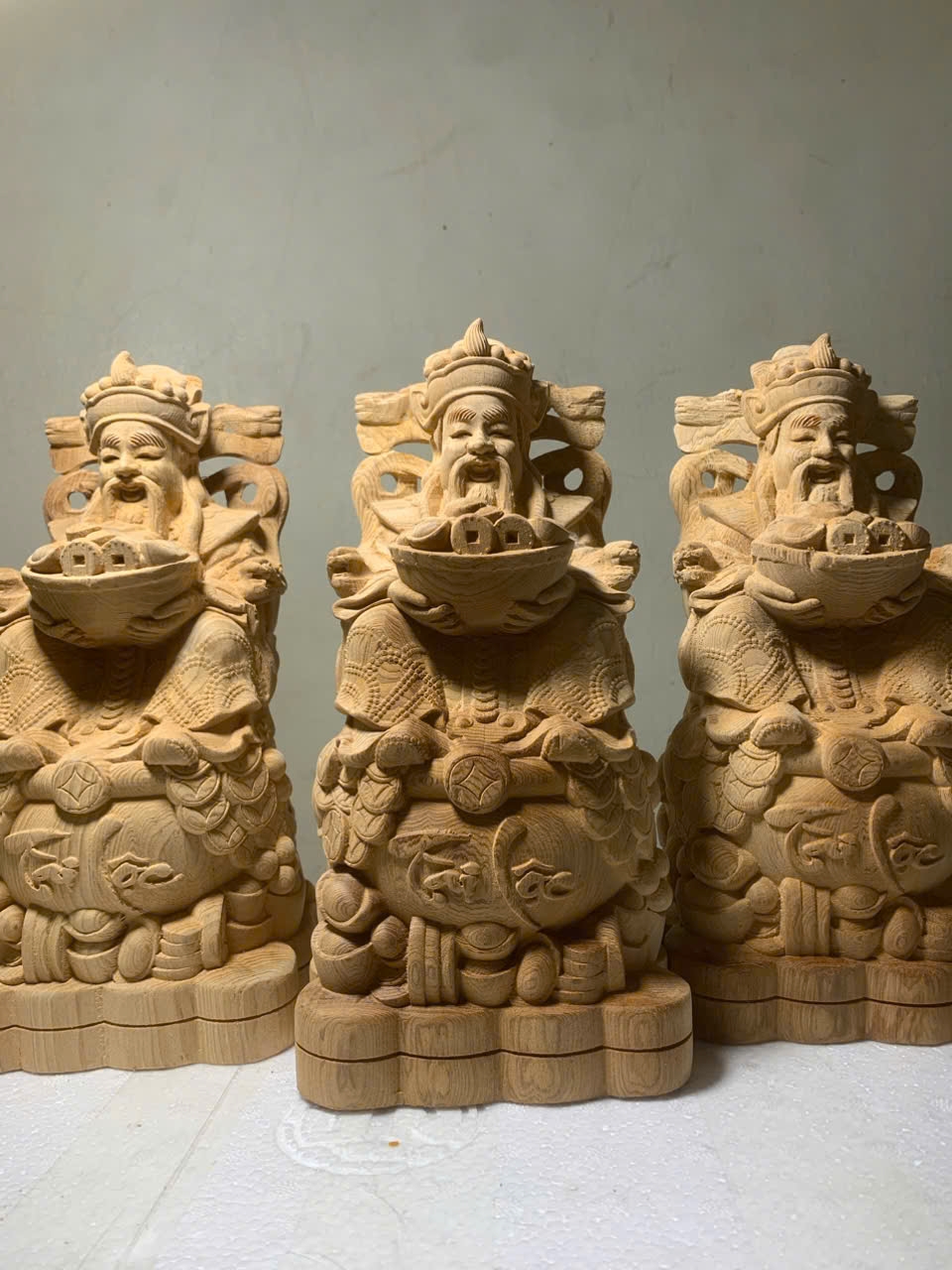 Tượng ông thần tài kim tiền bằng gỗ ngọc am thơm nức kt cao 25x13x12cm