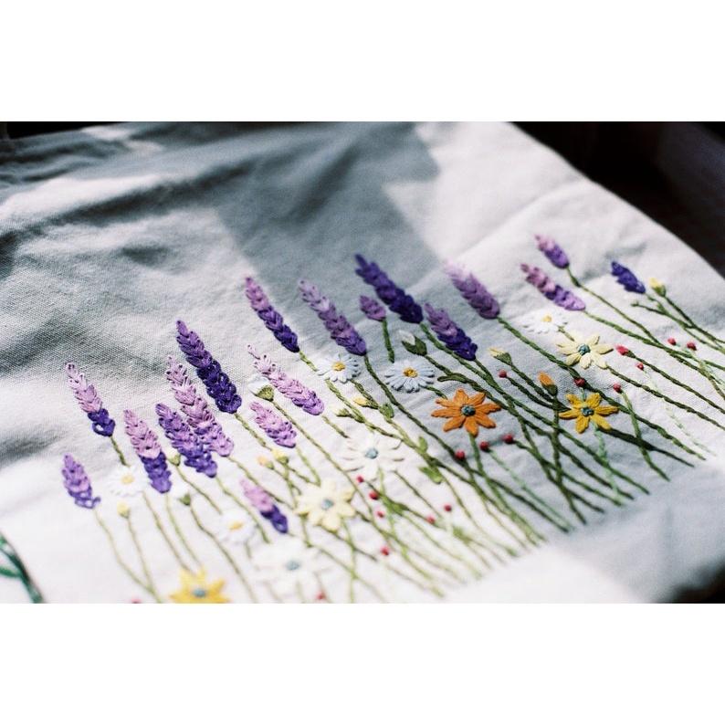 TÚI TOTE VẢI LINEN THÊU TAY HỌA TIẾT HOA LAVENDER CÓ KHÓA KÉO