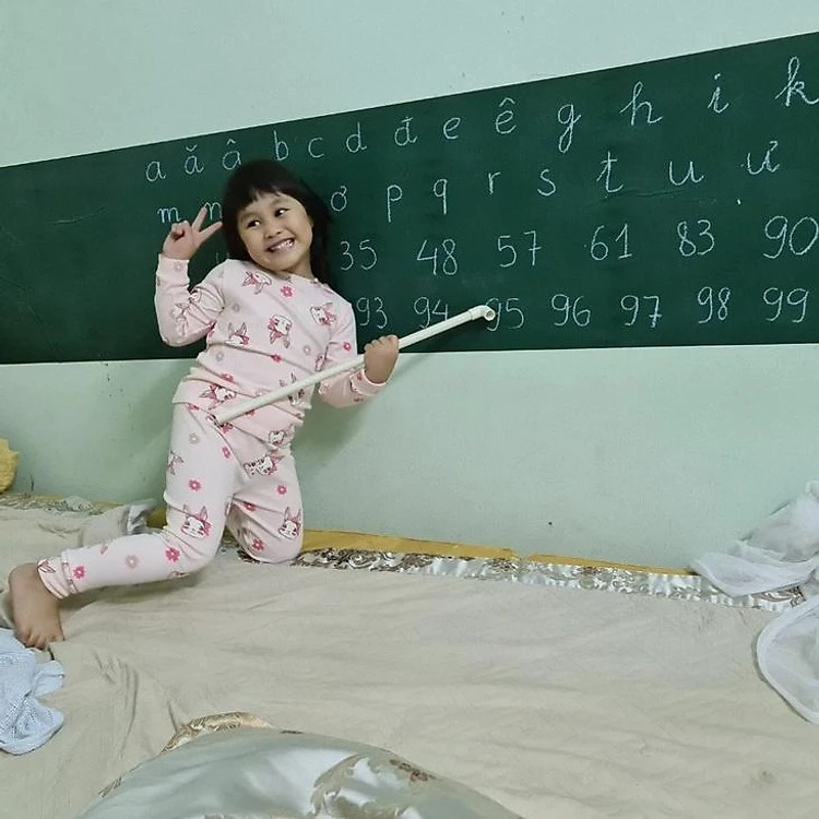 BẢNG DECAL DÁN TƯỜNG CHO CÁC BÉ THÍCH VẼ VỜI, HỌC BẢNG 60X200CM