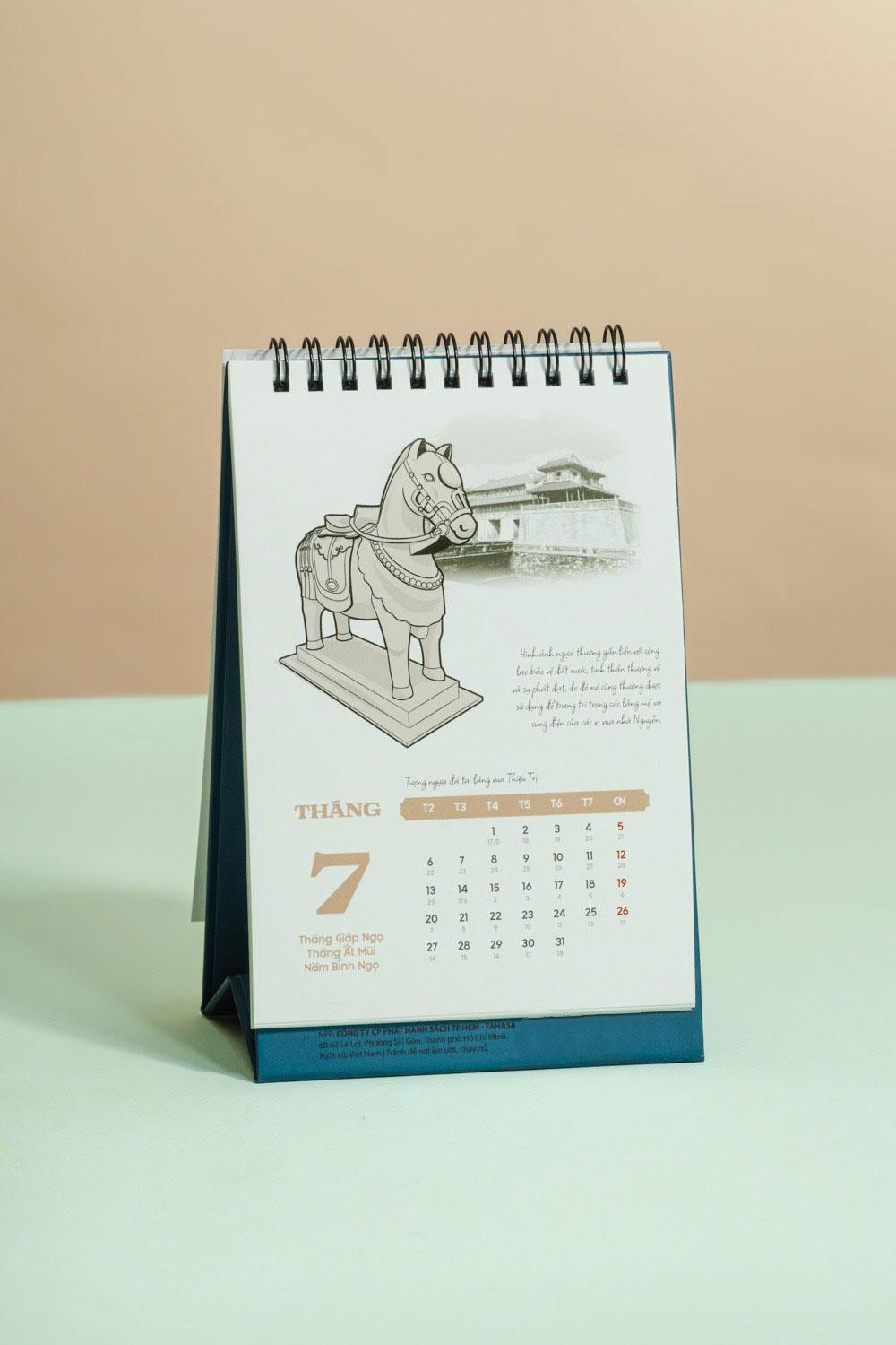 Lịch Bàn Chữ A 2026 - The Sun - Ông Mã - Màu Xanh