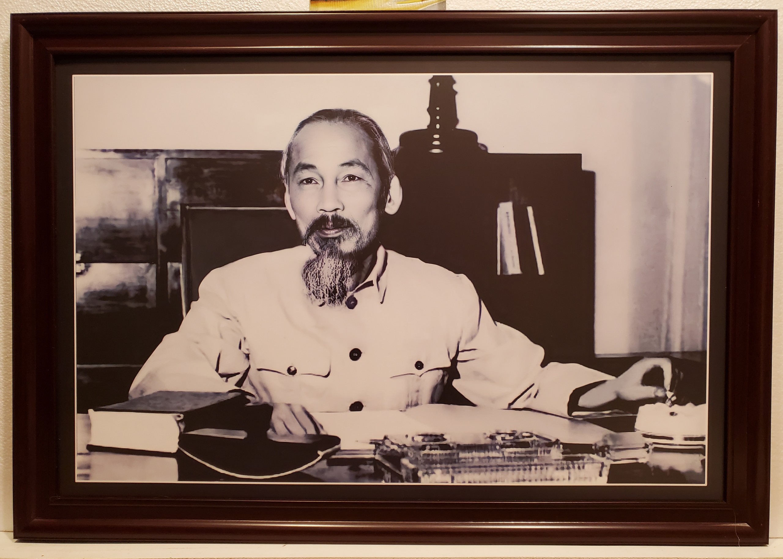 TRANH IN DẦU CAO CẤP - BÁC HỒ NGỒI LÀM VIỆC