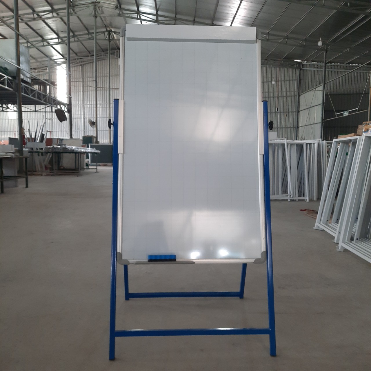 Bảng từ trắng viết bút, di động, chân gấp gọn, KT: 60x100cm