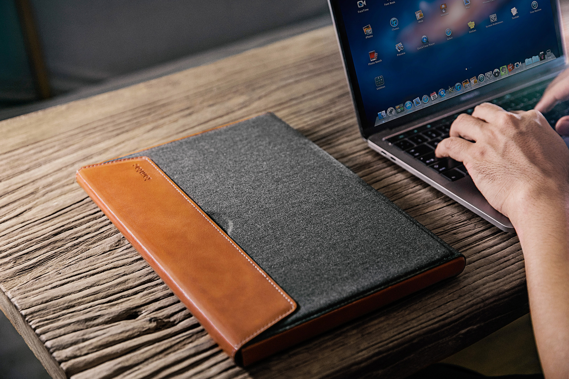 Túi chống sốc Tomtoc Premium Leather For Macbook Pro/Air M1 13/15/16Inch Gray - Hàng chính hãng