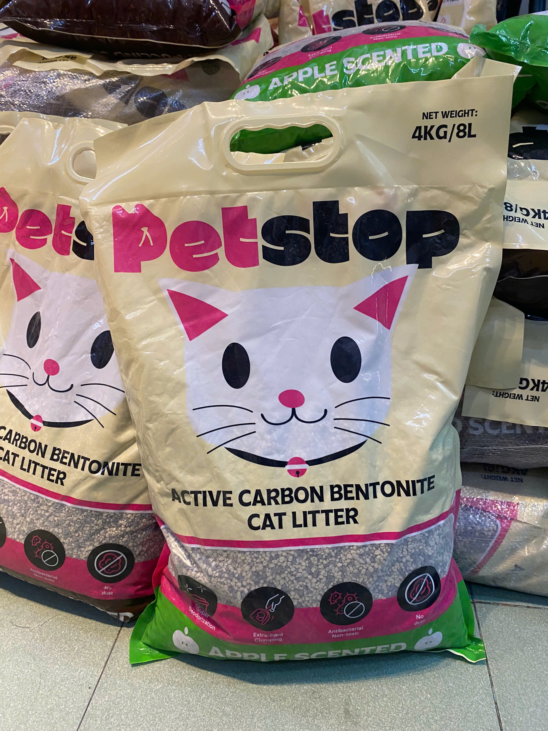 Chia sẻ    Cát đất sét cao cấp mix than hoạt tính Petstop túi 8L/4kg