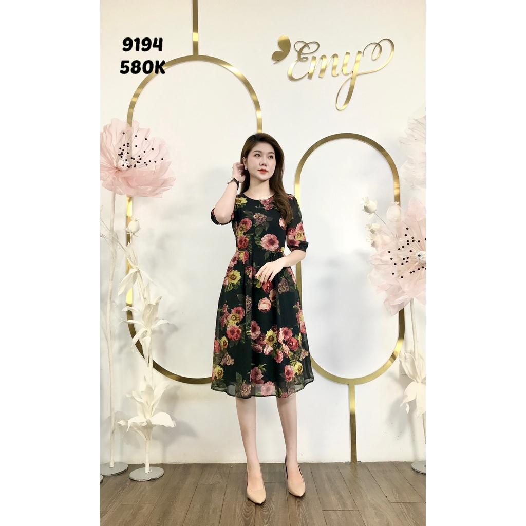 Đầm EMY EM9194 Xoè Nền Đen HT Cổ Tròn