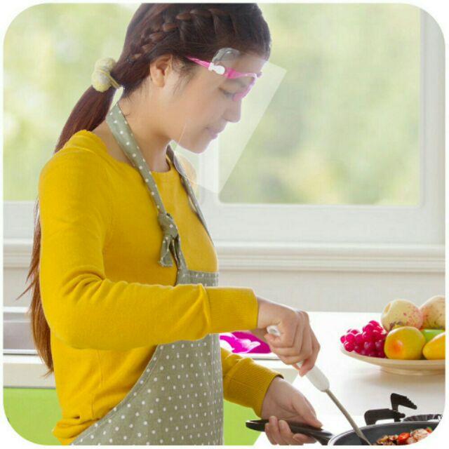 Kính chống dầu mỡ khi nấu ăn
