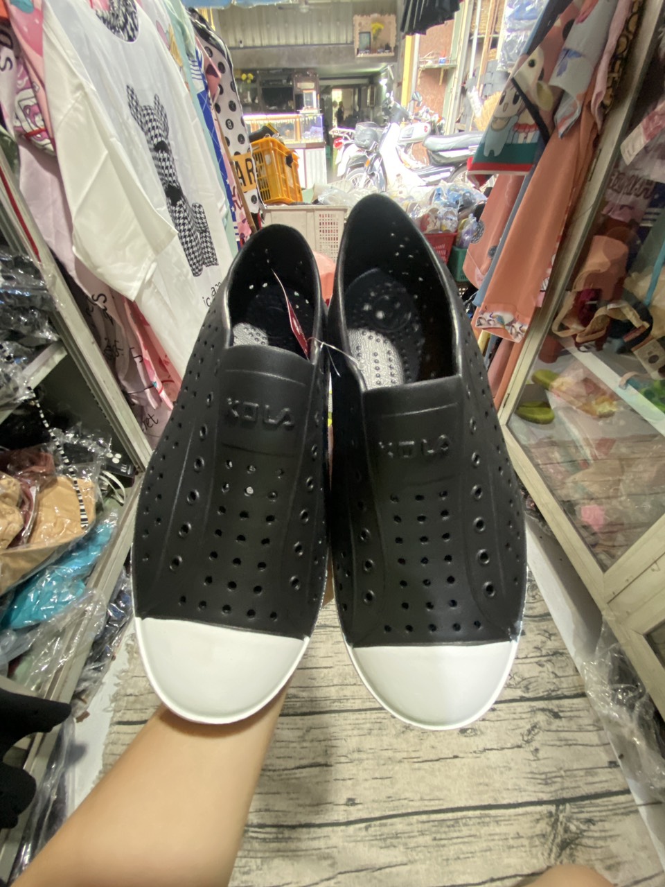 GIÀY ĐI MƯA SIÊU NHẸ THOÁNG KHÍ 1088 SIZE 39-43