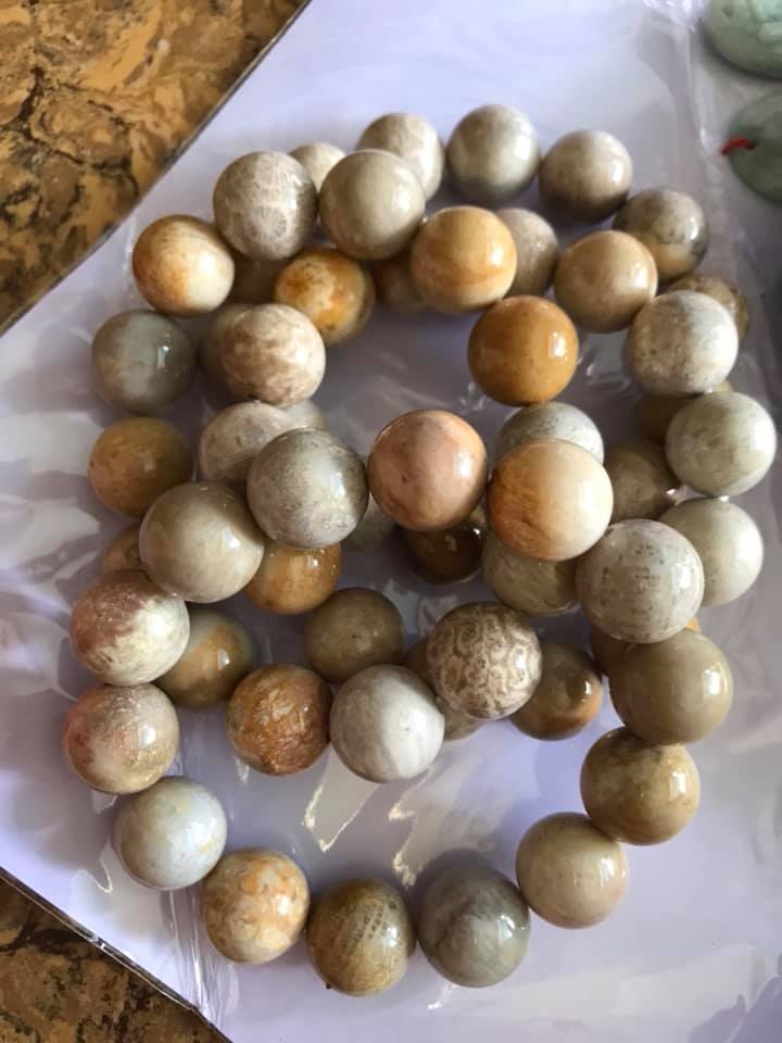 Vòng Nam Đeo size 14ly gồm 14 hạt vô cung Chât liệu SAN HÔ HÓA THẠCH Vòng Màu vàng trắng Sáng Nam đeo tay đẹp sang tốt ạ