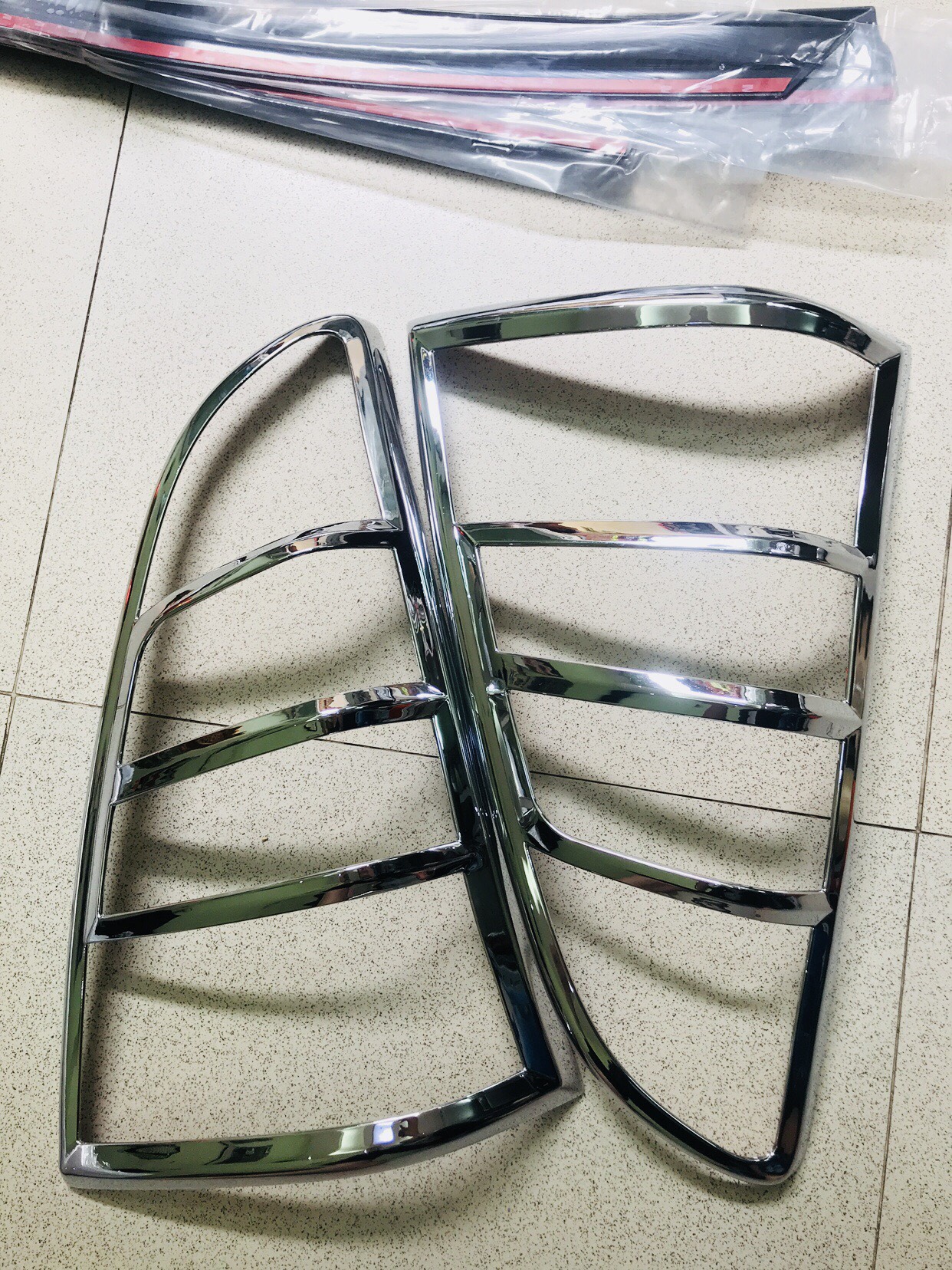 Ốp viền đèn hậu dành cho xe toyota innova 2013-2015