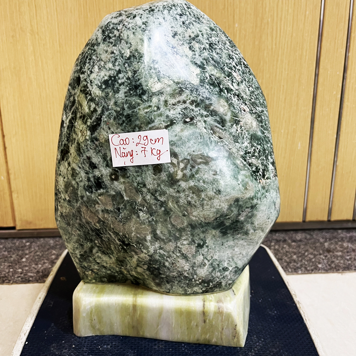 Đá phong thủy để bàn Cao 29 cm, nặng 7 kg, chân đế đá tự nhiên màu xanh cho mệnh Hỏa và MỘc