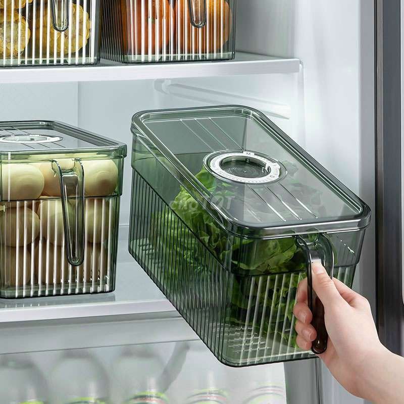 Hộp đựng thực phẩm trong tủ lạnh tươi ngon có tay cầm và nắp đậy kín, trên nắp có núm xoay hẹn ngày tháng lưu trữ thực phẩm, chất liệu nhựa cao cấp màu xanh trong suốt KHUYẾN MÃI