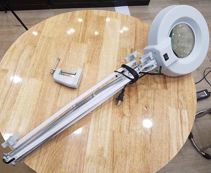 Kính lúp kẹp bàn có đèn LT-86A 10x