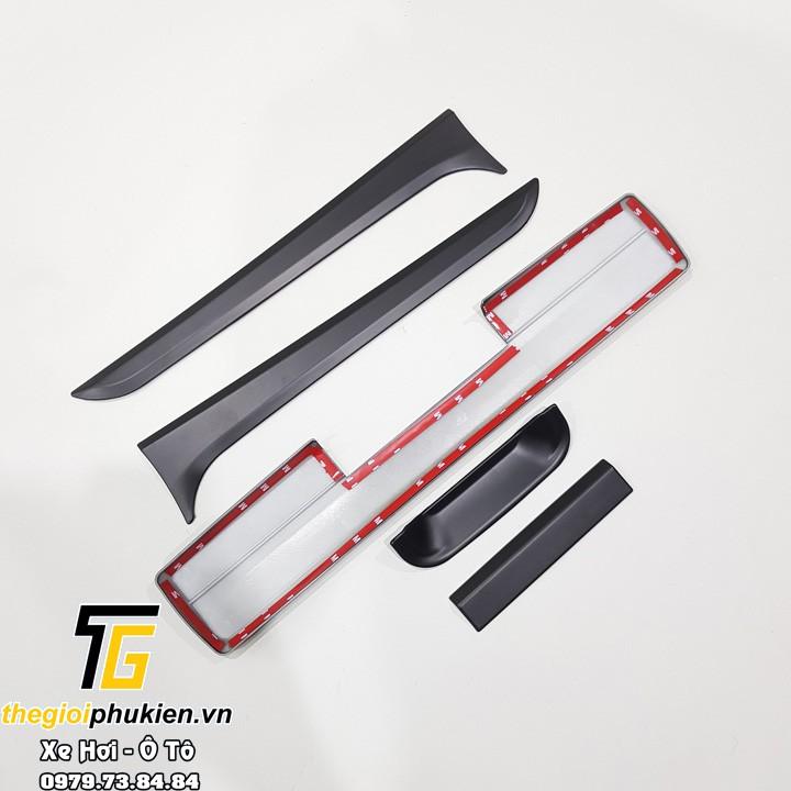 Ốp tay mở cốp nhựa ABS xe Mitsubishi Triton 2019