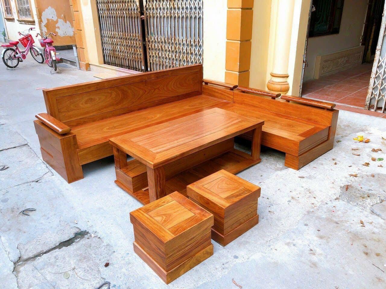 Bộ bàn ghế gỗ sồi Nga là sản phẩm đẳng cấp với chất liệu gỗ sồi Nga tốt nhất. Các mảnh gỗ sồi tự nhiên được lựa chọn kỹ lưỡng và đánh bóng tinh tế, tạo nên bộ bàn ghế sang trọng và lịch sự. Khách hàng sẽ cảm thấy hài lòng với sự độc đáo và chất lượng của sản phẩm này.