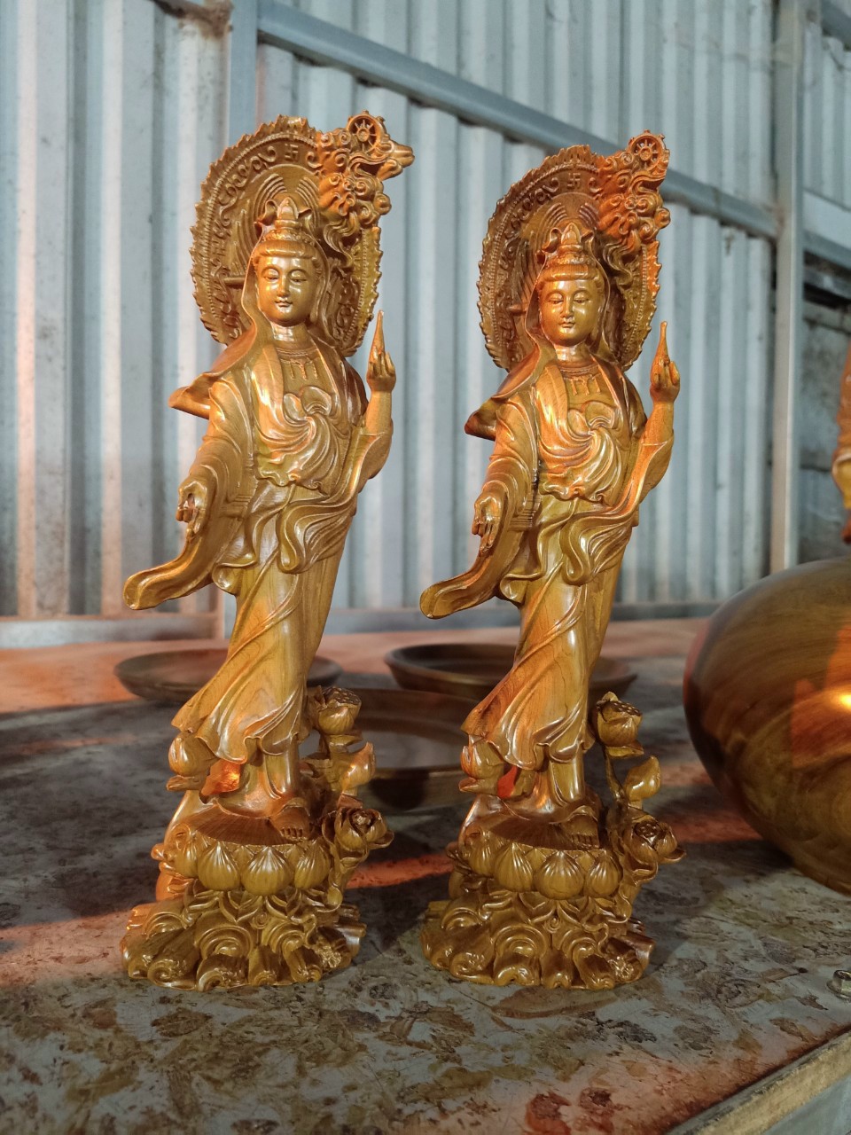PHẬT BÀ QUAN ÂM BỒ TÁT ĐỨNG TỌA SEN BẰNG GỖ BÁCH XANH THƠM NỨC KT CAO 30×10×9CM