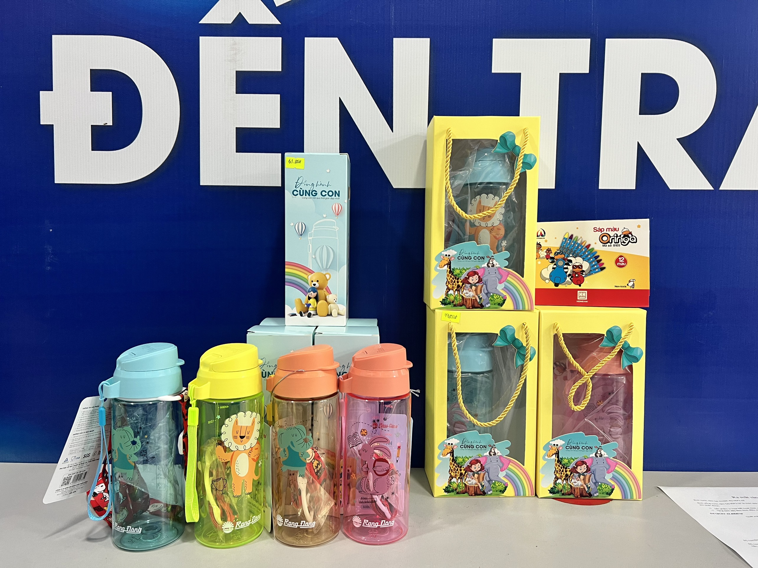 Bộ combo bình nước cầm tay Rạng Đông 500ml model RD-05P2.Combo kèm sáp màu Oringa 12 màu Hồng Hà, hộp đựng có quai treo xinh xắn, thích hợp làm quà tặng cho các em thiếu nhi