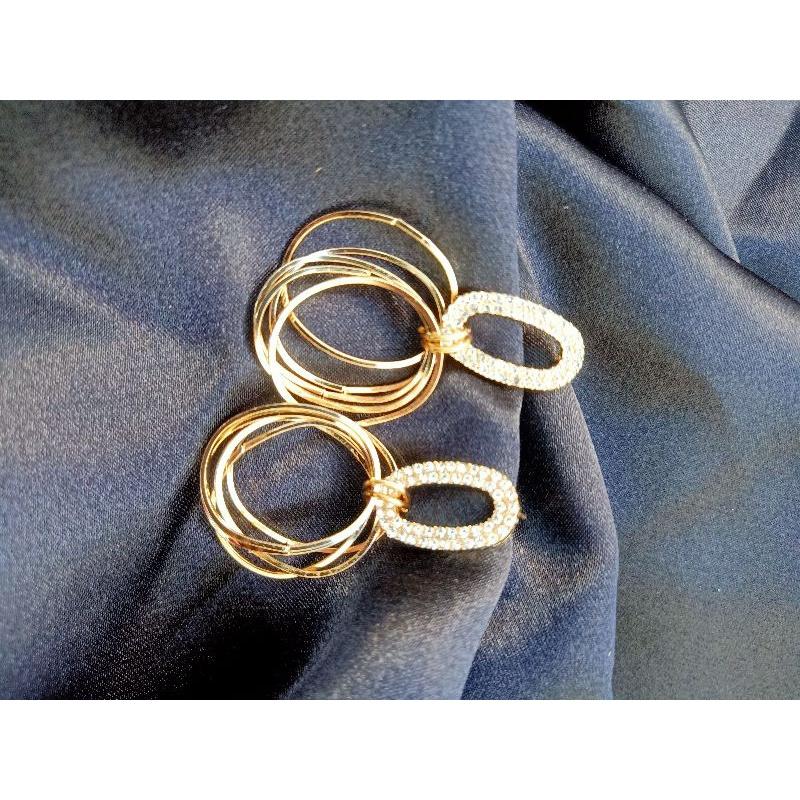 KHUYÊN TAI NỮ GIAO MẪU NGẪU NHIÊN