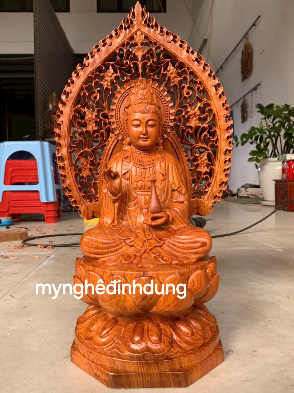 Tượng mẹ quan âm bồ tát bằng gỗ hương đá  cao 40x20x20cm + lá chắn hào quang cao tổng 52cm