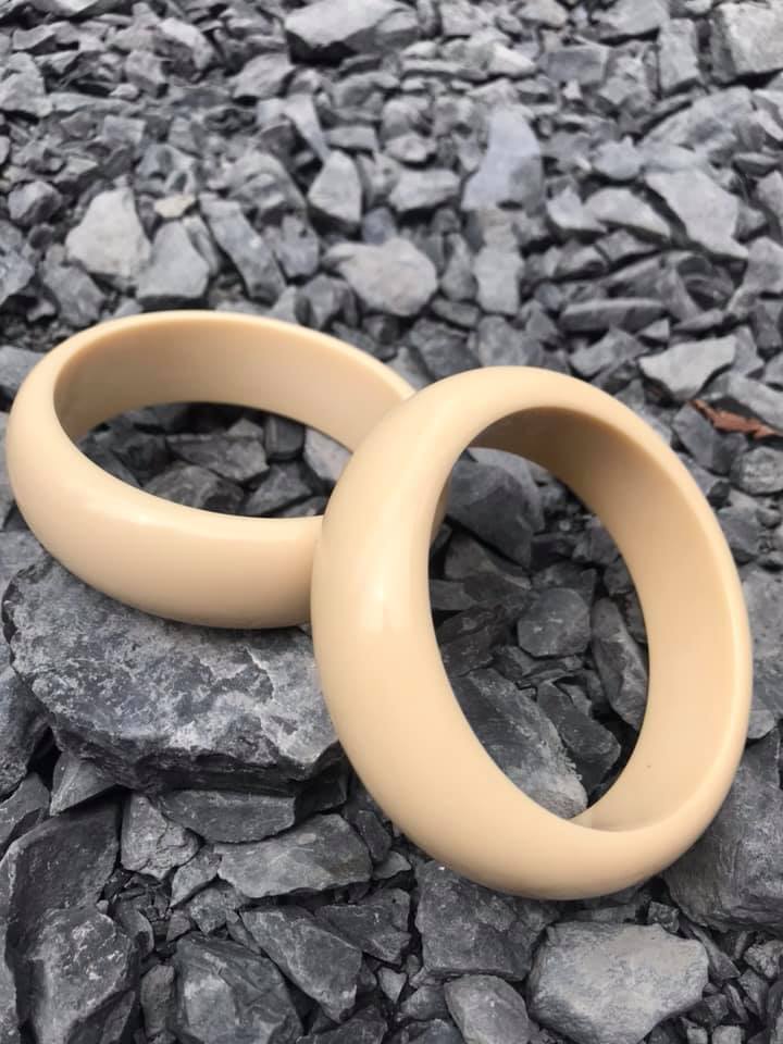 VÒNG TO LẮM TAY NAM GIẢ NGÀ HAY GỌI LÀ XƯƠNG MỸ NGHỆ BẢN TRƠN DẦY VÒNG NI 72mm x CAO 22mm x DẦY 11mm DÀNH CHO CÁC ANH NAM TAY LỚN 90kg-100kg ĐEO ĐẸP Ạ