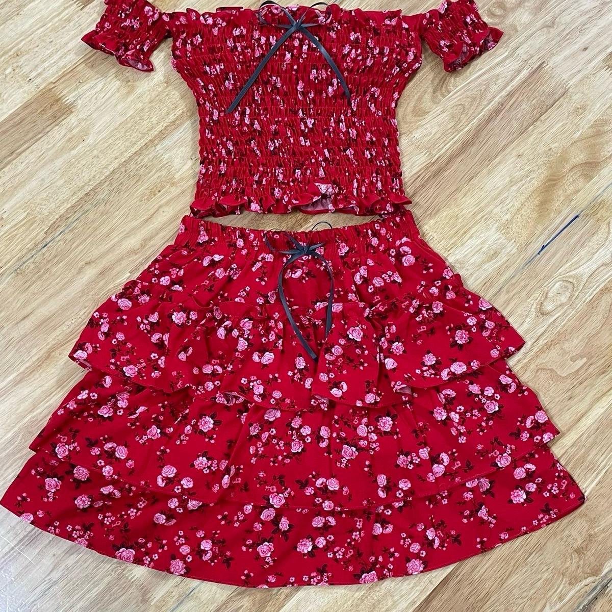 Sét váy áo hở vai, chất vải cotton & lụa, hoạ tiết caro & hoa nhí trẻ trung năng động.