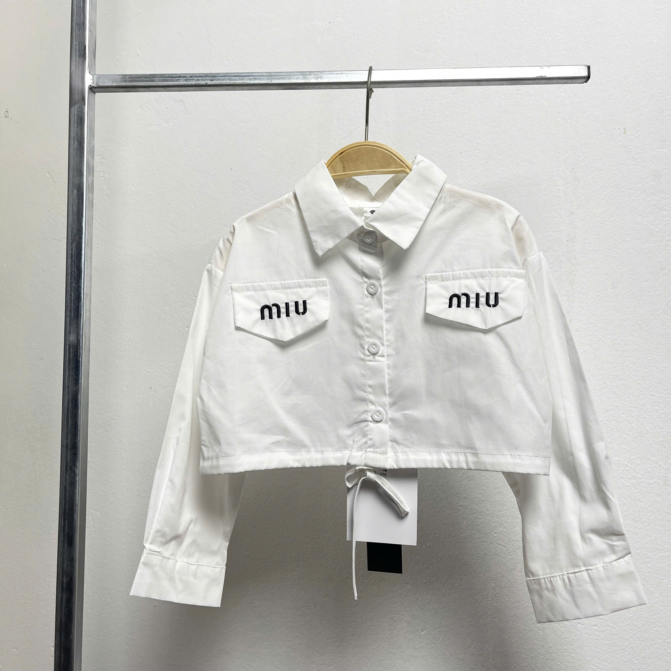 Áo sơ mi bé gái màu trắng dáng croptop 4-10 tuổi thêu chữ miu chất liệu vải thô mềm cao cấp