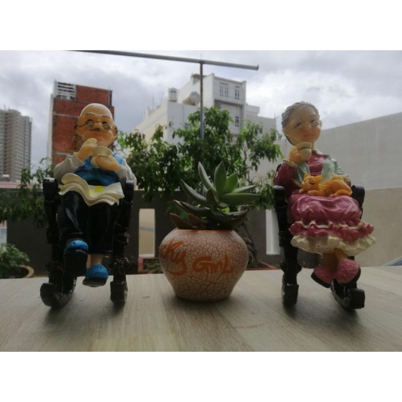 TƯỢNG ÔNG BÀ GIÀ NGỒI GHẾ DỰA