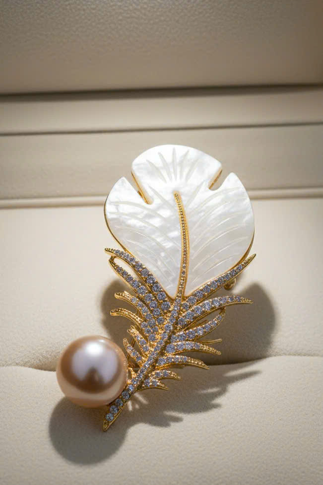 Trâm Cài Áo Vest, Áo Dài Xà Cừ Đính Ngọc Trai Baroque Hình Lông Vũ thời trang thiết kế Hity ACC402