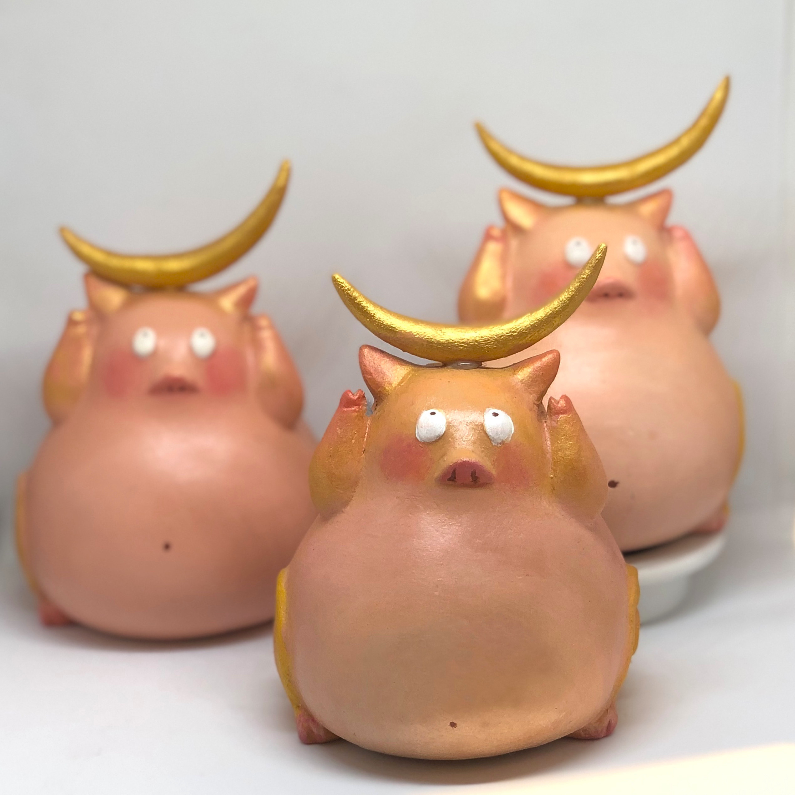 Tượng Gốm Thủ Công - Vẽ tay "Pig Moon"-Heo nhỏ nhặt Ánh Trăng Tri Thức-Tượng may mắn - trang trí dễ thương - Pig Moon Bookstore