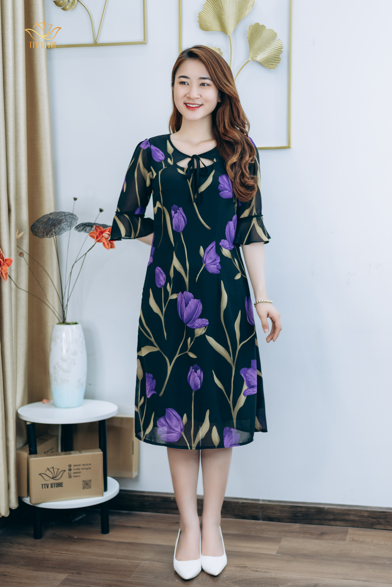 Đầm suông thiết kế trung niên cao cấp Cổ tròn cột nơ tay chuông màu Đen hoa tím TTV STORE  TTV1301