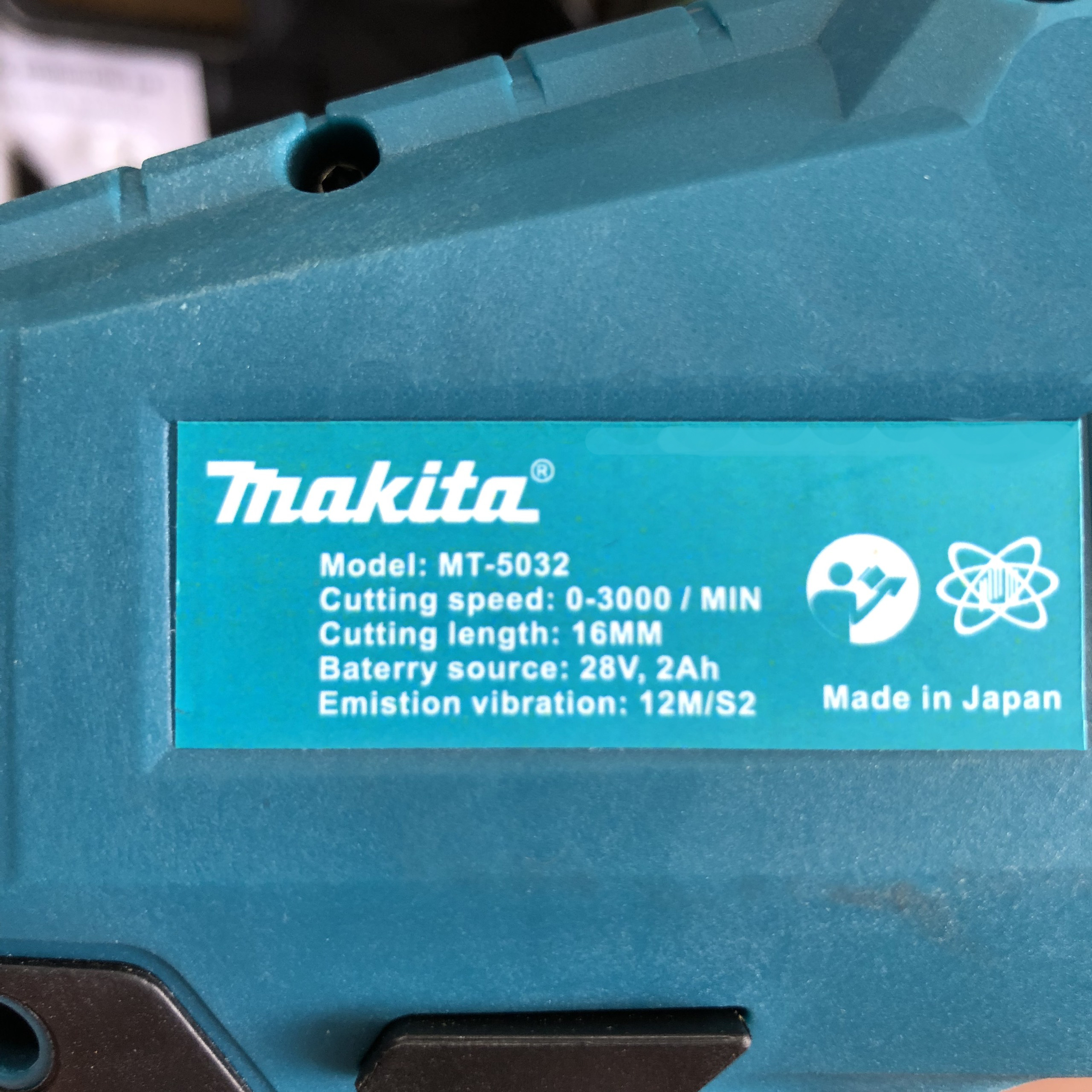 Máy cưa kiếm Makita dùng pin 28V tặng kèm 3 lưỡi cưa