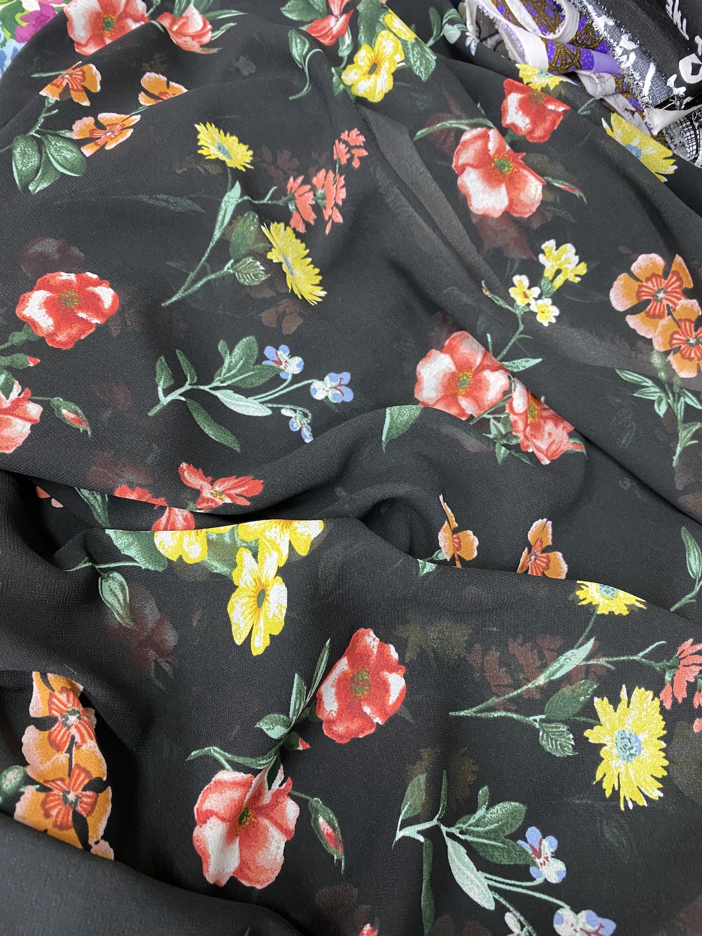 Vải voan chiffon hoa nhỏ nền đen C4001